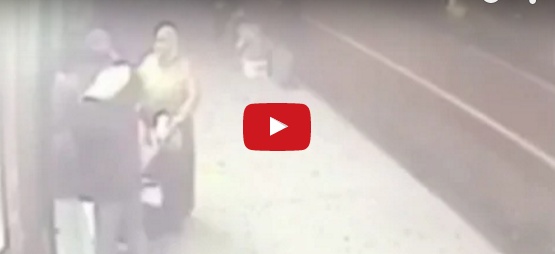 بالفيديو - أميركي يعتدي على مسلمتين بالبصق عليهما ويهدّد بحرق المسجد