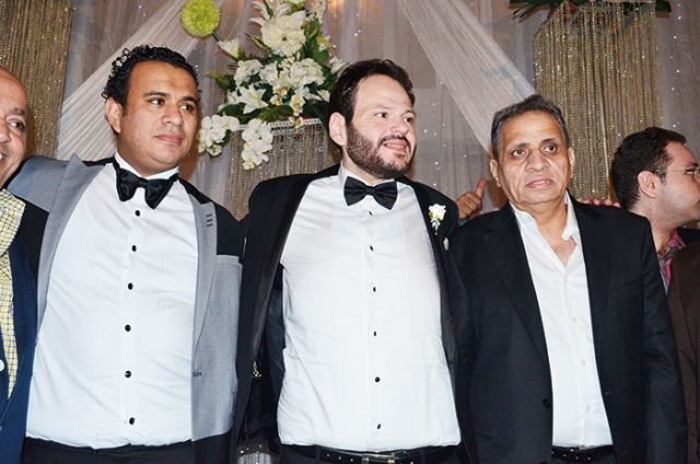 العريس يتوسط السبكي والمطرب محمود الليثي