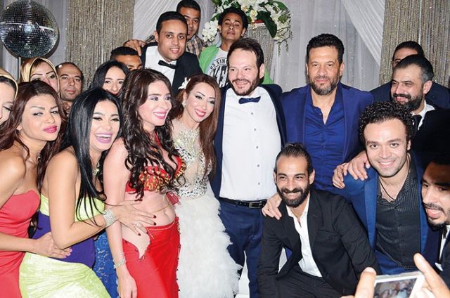 دينا تحيي الحفلة
