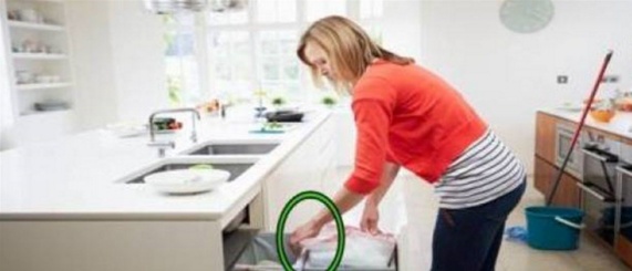 لن تصدقوا ماذا تفعل ملعقة Baking Powder واحدة بسلّة المهملات.. جرّبوا بأنفسكم