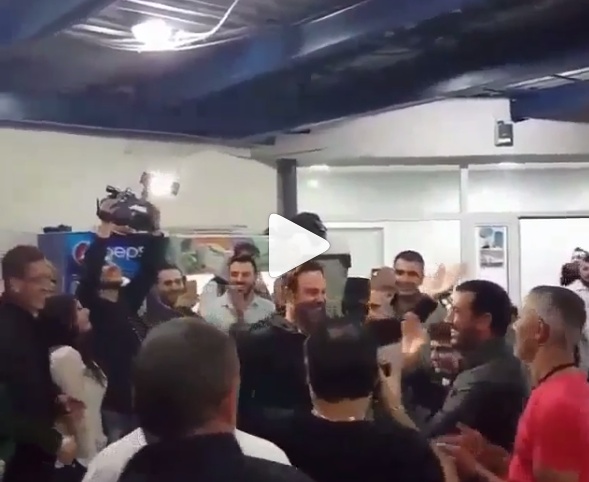 بالفيديو - مفاجأة سعيدة في كواليس THEVOICE لعاصي الحلاني.. شاهدوا ردة فعله!