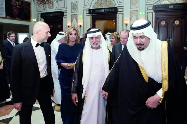 الأمير منصور بن ناصر بن عبد العزيز والشيخ نهيان بن مبارك آل نهيان، وزيرالثقافة والشباب وتنمية المجتمع في دولة الإمارات يدخلان الى قاعة الحفل ويبدو في استقبالهما الاعلامي ريكاردو كرم