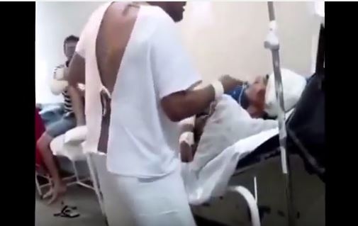 بالفيديو -  معركة بين مريضين على سرير داخل المستشفى!