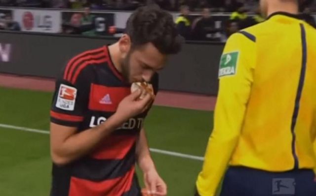 بالفيديو - لاعب تركي يقبل الخبز رداً على عنصرية الجمهور!