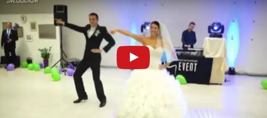 بالفيديو – عروسان يرقصان على وقع 
