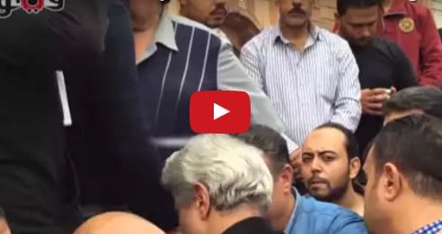 بالفيديو - وائل الإبراشي بحالة جزع عند انزال والدته في قبرها