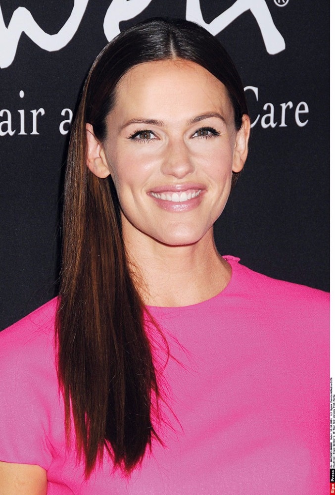 تعلمي تطبيق ماكياج جنيفر غارنر بالخطوات والماركات