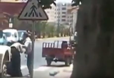 بالفيديو – رجل يضرب زوجته بقوة في الشارع.. ماذا فعل المارة؟