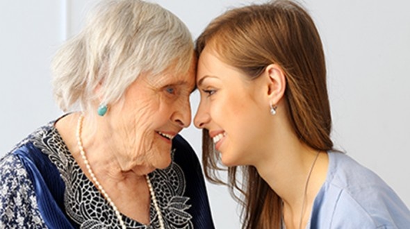 دراسة - هذه علاقة الضحك بظهور التجاعيد