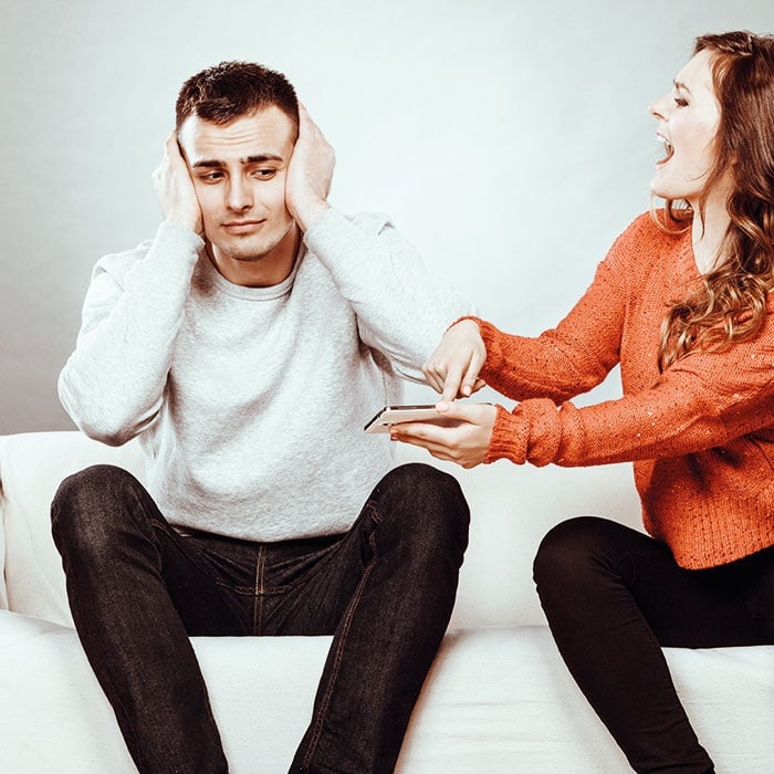 فتوى مثيرة: فتشي زوجك إذا شككت فيه