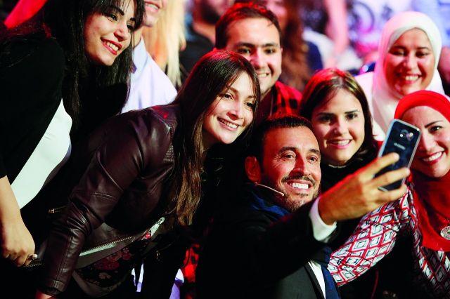 كاظم وسيلفي المعجبات