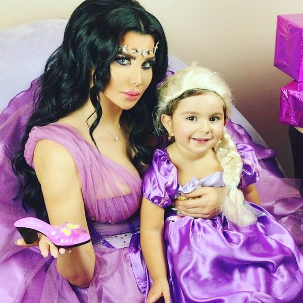 بالصور – جيني اسبر وابنتها كأميرات 