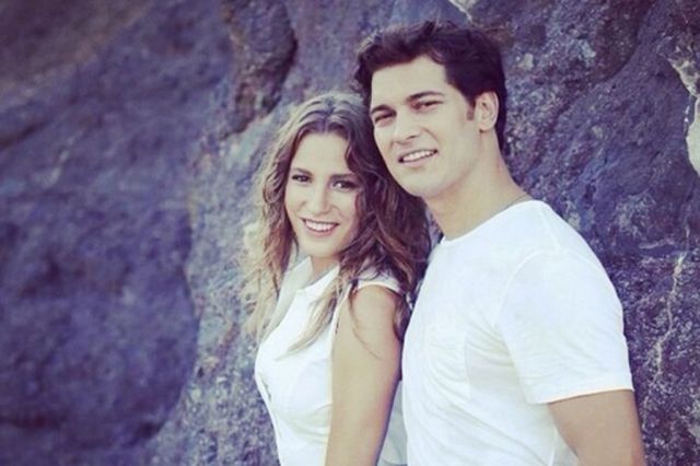 بالصور - اللقاء الأول بين سيريناي وشاتاي بعد الإنفصال... ما سر القبلة؟