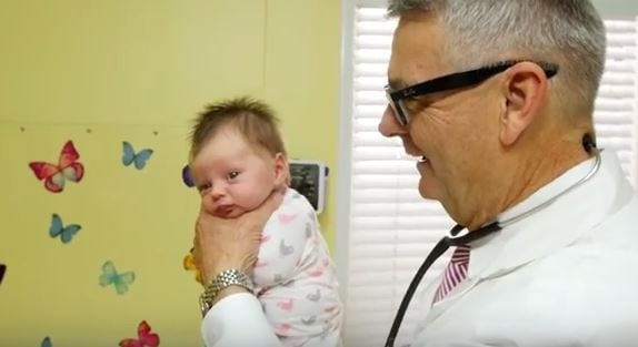 بالفيديو - طبيب يعلم الاهل طريقة سهلة لتهدئة الطفل عند البكاء