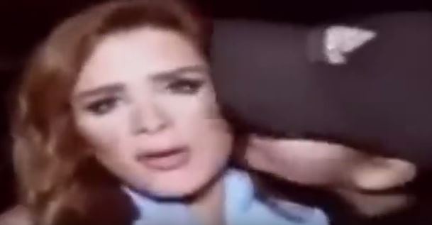 بالفيديو - موقف محرج لمذيعة بعد تقبيلها على الهواء!