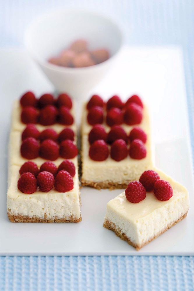 تشيزكايك الليمون المخبوز مع التوت البري