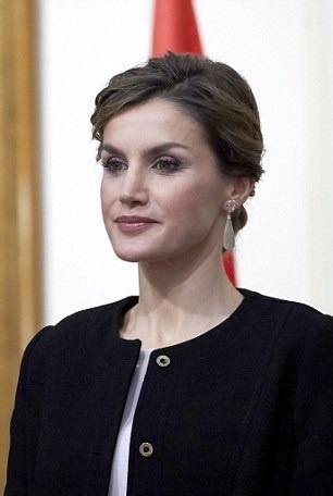 بالصور - ملكة إسبانيا تتجاهل القوانين الملكية!