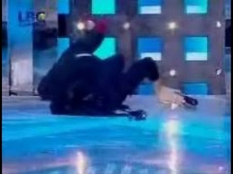 بالفيديو - أكثر اللحظات حرجاً لفنانات سقطن على المسرح.. كيف تصرفن!؟