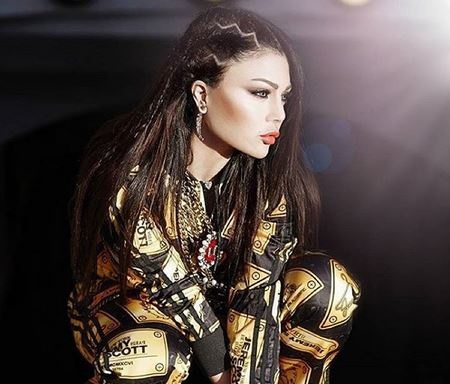 بالصور - هيفاء وهبي تسحر الجمهور بفستانها الشفاف.. وترد على منتقديها