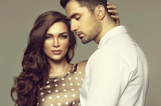 باحث يكشف سلاح المرأة لجذب الرجل!