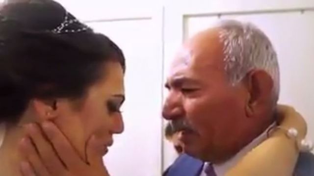 فيديو مؤثر لوالد يودع ابنته ليلة زفافها