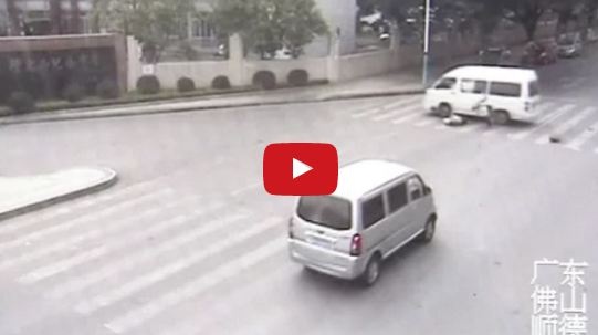 بالفيديو- امرأة تعرضت للدهس فقامت تمشي لتطمئنّ على السائق!!