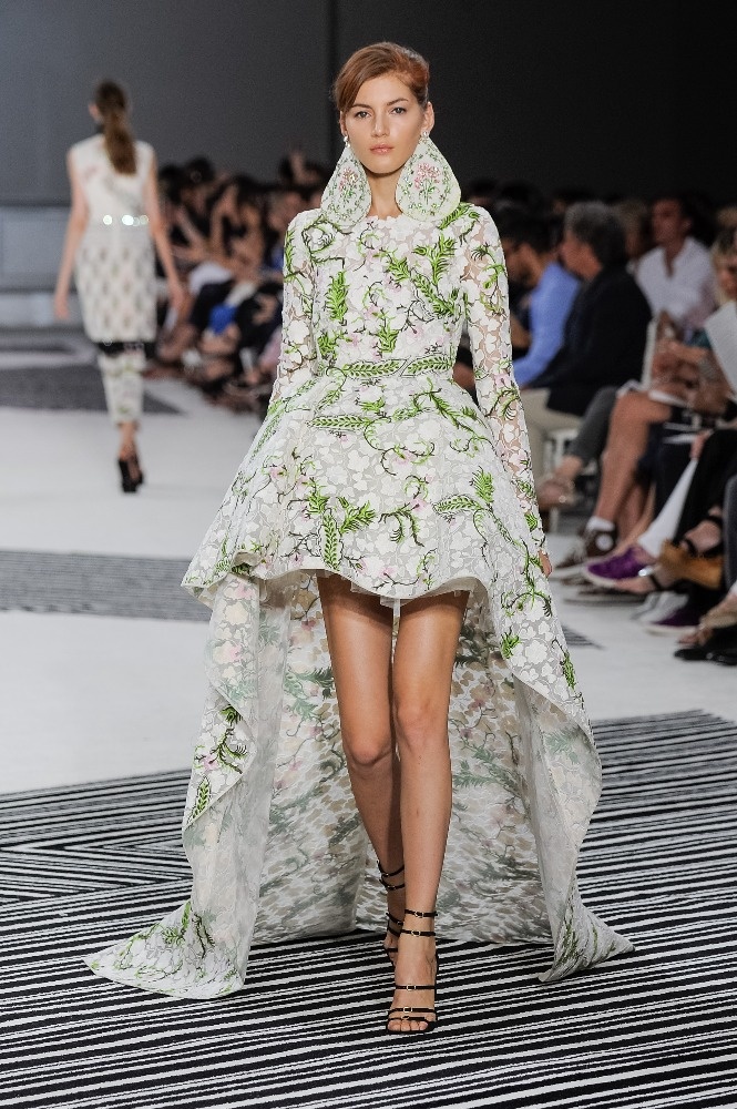 بالصور- أناقة أزياء جيامباتيستا فالي لخريف شتاء 2015-2016 تزيدك جمالاً ورقيّاً