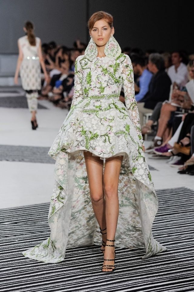 بالصور- أناقة أزياء جيامباتيستا فالي لخريف شتاء 2015-2016 تزيدك جمالاً ورقيّاً