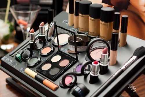 6 أخطاء ترتكبها السيدات وتضرّ بالماكياج!