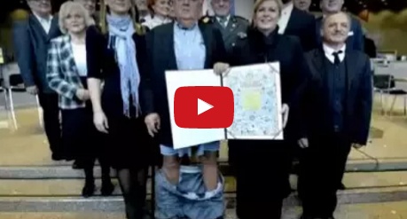 بالفيديو – مسؤول يسقط سرواله... امام رئيسة البلاد