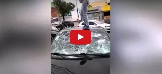 بالفيديو - زوجة حامل تحطم سيارة زوجها الخائن... شاهدوا المعركة الحامية