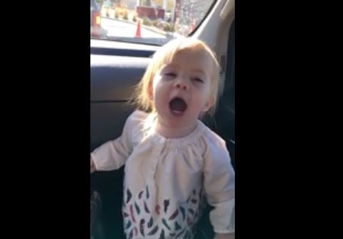 بالفيديو – طفلة تقلد أديل وأغنية hello بطريقة رائعة!