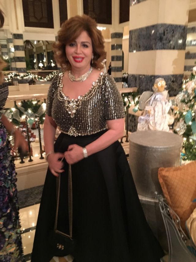 إلهام شاهين قبل انطلاقها لحضور حفلة افتتاح مهرجان دبي السينمائي بدقائق