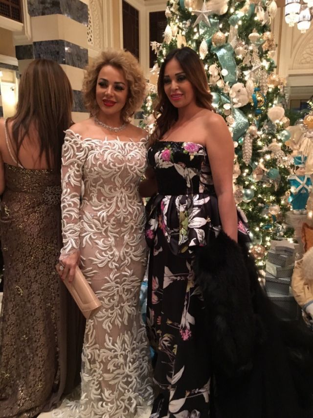 داليا البحيري وسوزان نجم الدين قبل انطلاقهما لحضور حفلة افتتاح مهرجان دبي السينمائي بدقائق