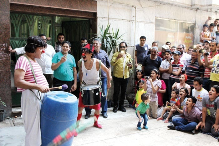 أوبرا في البلكونة وتمثيلية في حديقة الحيوان وعروض إيمائية في المترو: فنانون في الشارع!