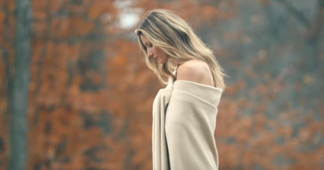 بالفيديو والصور- العارضة البرازيلية الأشهر جيزيل بوندشين تكشف عن سر علاقتها بالطبيعة