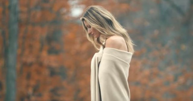 بالفيديو والصور- العارضة البرازيلية الأشهر جيزيل بوندشين تكشف عن سر علاقتها بالطبيعة