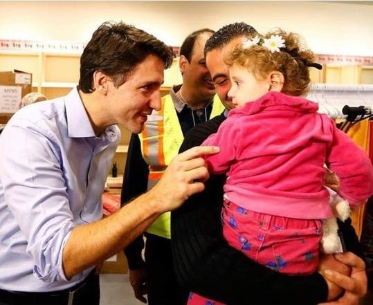 بالفيديو والصور- رئيس الوزراء الكندي الوسيم يفاجئ اللاجئين السوريين في مطار كندا!! شاهدوا ماذا حصل