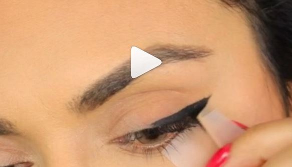 بالفيديو- أسهل طريقة لرسم الآيلاينر باستعمال الشريط اللاصق!