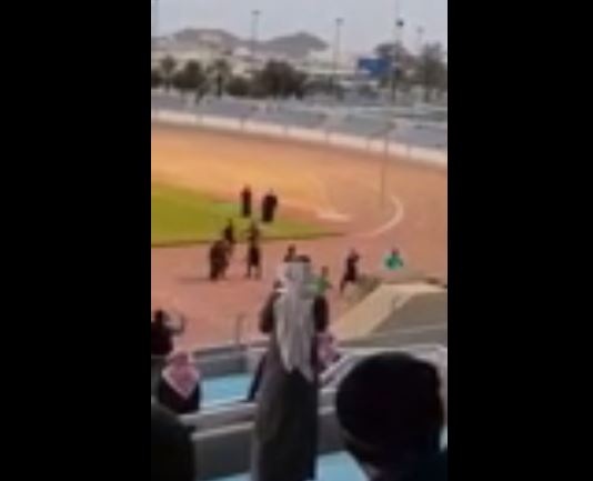 بالفيديو – مشاجرة بين فريقين بالدوري السعودي.. كيف تصرف الأمن؟