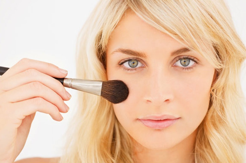 بهذه الخطوات يمكنك اختيار كريم الأساس الذي سيخلّصك من البثور والبقع الداكنة