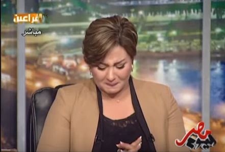 بالفيديو – مذيعة تنهار على الهواء بسبب صور مخلة لها.. هذا رد فعل بناتها؟