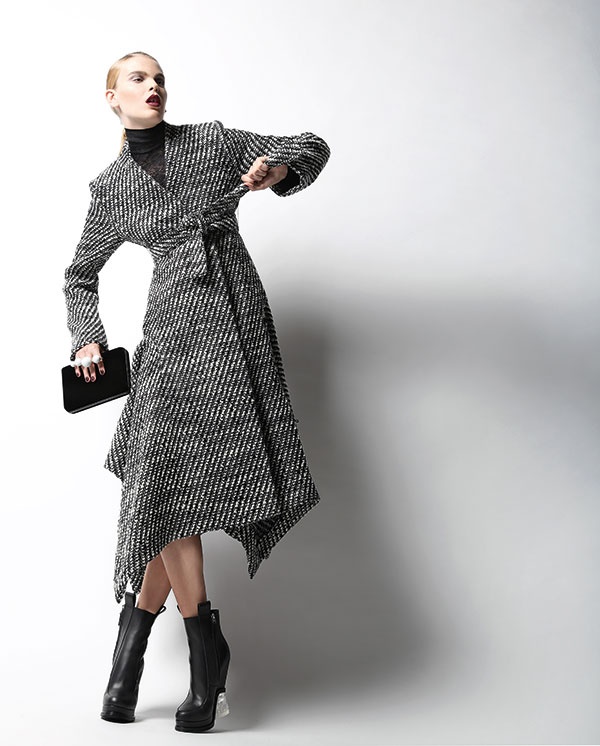 توب من الدانتيل الأسود ومعطف من الصوف مع حزام، وحقيبة من المخمل منStella McCartney. 
جزمة من Fendi.
