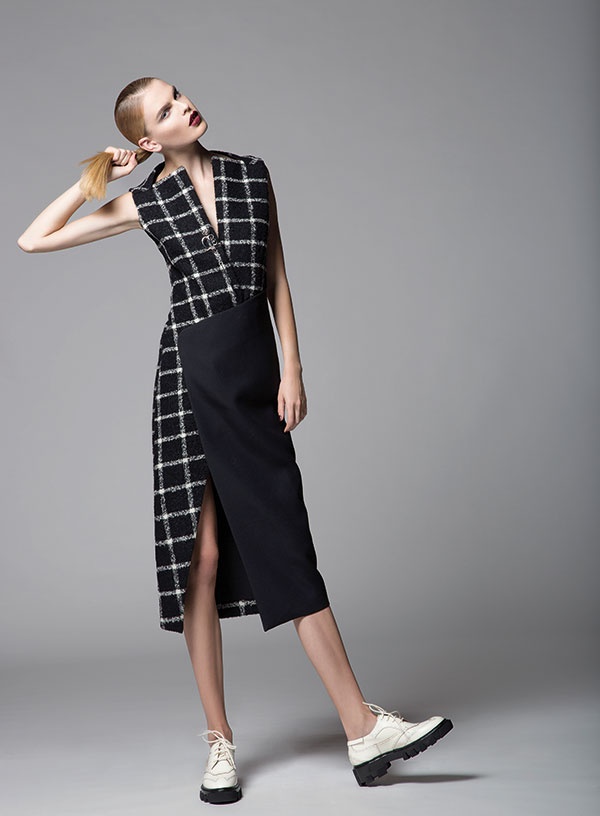 فستان من القماش الصوفي المطبع بالمربعات وحذاء من  Balenciaga.
