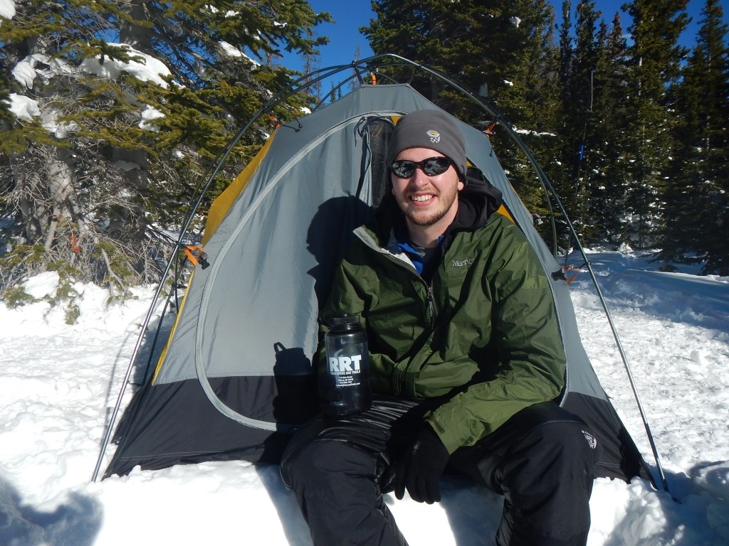 بالفيديو- أنت من محبي التخييم؟ إليك الطريقة لتشحن هاتفك باستخدام موقد طيني