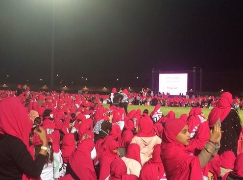 بالصور – 8000 امرأة سعودية يشاركن في حملة ضد سرطان الثدي