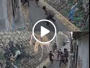 بالفيديو - تحرش بها 6 شباب شاهدوا ماذا فعلت