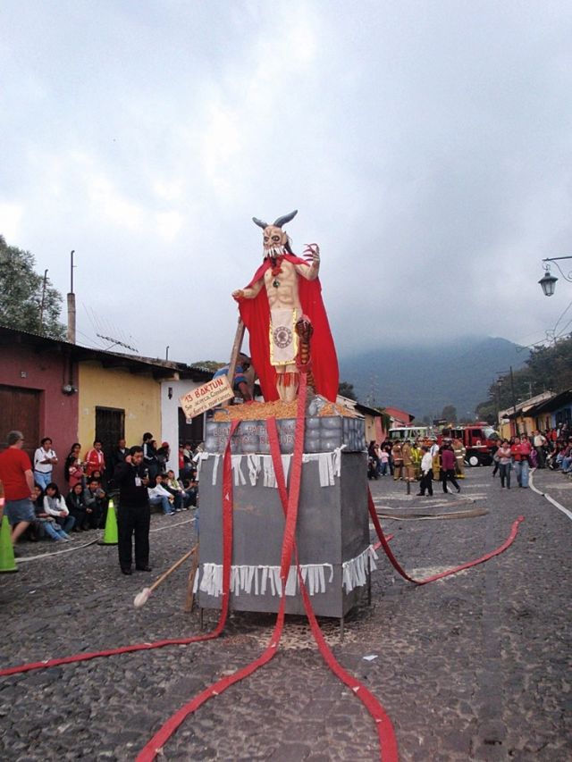 مهرجان Quema del Diablo  في غواتيمالا، طريقة طريفة لتنظيف المنزل