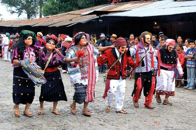 مهرجان Quema del Diablo  في غواتيمالا، طريقة طريفة لتنظيف المنزل