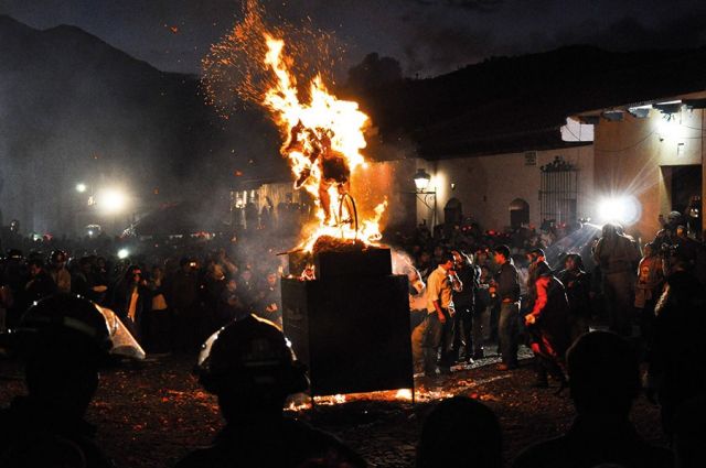 مهرجان Quema del Diablo  في غواتيمالا، طريقة طريفة لتنظيف المنزل